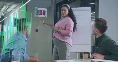 Kadın cam duvara eğimli çizgiler çizerek tasarım sunumunu başlatıyor. İşbirliği, yenilik, beyin fırtınası, modernlik, profesyonellik, kentsel, yaratıcı