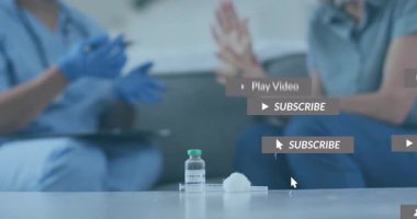 Hasta başını sallarken COVID-19 aşısı yapan ve tomografi ile animasyon yapan profesyonel sağlık hizmeti uzmanı. Tıbbi, danışma, sosyal yardım, modern, sağlık, destek, iletişim