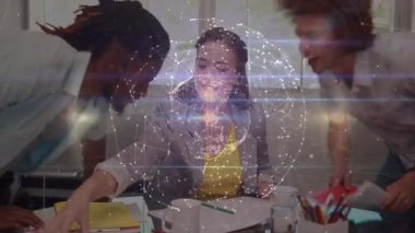 Kadın profesyonel not alıyor, sonra da ofis sarı klasörü incelemesi için erkek meslektaşlarını davet ediyor. İşbirliği, takım çalışması, ofis, beyin fırtınası, belgeler, iletişim, modern