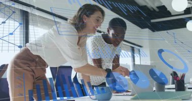 Animasyon çizelgelerine işaret eden bayan meslektaşlar iş verilerini inceliyor, içgörü notları yazıyorlar. Ofis, takım çalışması, veri analizi, modern, işbirliği, profesyonel, teknoloji