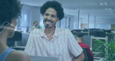 İş arkadaşı selamlama partneri ve teknoloji ses analizi başlatılıyor, dalga biçimi örtüsüyle dinleniyor. İşbirliği, iletişim, modernlik, takım çalışması, teknoloji, etkileşim, profesyonel