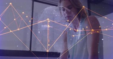 Yetişkin bir kadın teknoloji laboratuarında kod analiz etmek için dönüşümlü olarak dünyayı inceliyor. Gelecekçi, yenilikçi, dijital, bağlantı, teknoloji, işbirliği, profesyonel