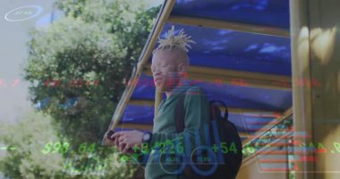 Otobüs durağına akıllı telefonlardan araklayarak gelen banliyö çalışanı animasyon finansal çizelgeleri izliyor. Teknoloji, finans, veri, mobil, kentsel, modern, iletişim