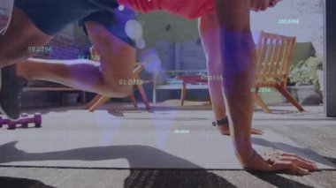 Adam ellerini mindere koyuyor ve ana güç için dizlerini değiştiriyor. Spor, spor, açık hava, disiplin, güç, dayanıklılık, eğitim