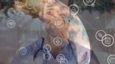 Önlük giyen, steteskop gülümseyen, dünyayı şekillendiren ve tıbbi veri ağını gösteren bir adam. Sağlık, teknoloji, ağ, dijital, sağlık, yenilik, bağlantı