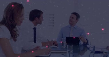 3 meslektaş sağlık verilerini tartışıyor, pembe küre oluşturan parçacıklar Maymun Çiçeği 'ni görselleştiriyor. İş, işbirliği, veri görselleştirme, teknoloji, iletişim, yenilik, dijital