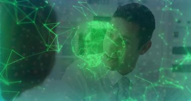 Yeşil küre, küresel ağı tartışan iş arkadaşlarıyla buluşurken kıvılcım saçıyor. Şirket, işbirliği, fütüristik, ağ oluşturma, yenilik, dijital, teknoloji