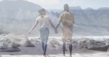 Kadın ve erkek el ele tutuşuyor kayalık kıyı şeridini başlatıyorlar seyahat pazarında okyanusu keşfediyorlar. Macera, bağlantı, sükunet, keşif, boş zaman, doğa, yolculuk