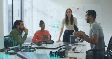 Ekip 3 boyutlu simgelerle birlikte masada robotik planlama yapıyor. İşbirliği, yenilik, teknoloji, mühendislik, yaratıcılık, fütüristik, geliştirme