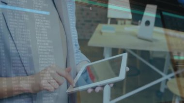 Ofisteki tablet ekranına tıklayan kadın analitiği incelerken veri örtüsünü etkinleştiriyor ve gülümsüyor. Teknoloji, yenilik, çalışma alanı, dijital, modern, profesyonel, analitik