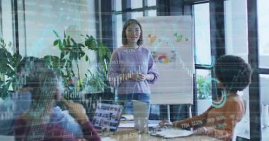 Sunucu iş arkadaşlarıyla konuşuyor ve işleri güçlendiren animasyon finansal grafikleri başlatıyor. Profesyonel, kurumsal, bilgilendirici, modern, işbirlikçi, dinamik, iş