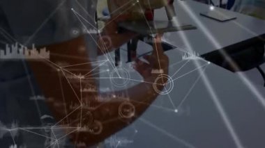 Kafatası modeli kaldırılıyor, öğretmen onu sınıfa doğru döndürüyor ve animasyon kaplamalı özellikler gösteriyor. Eğitmen, öğrenme, bilimsel, modern, eğitici, dijital, etkileşim