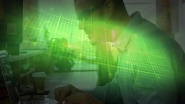 Olgun bir adam dizüstü bilgisayarın anahtarlarını dinliyor ve iş verilerini inceliyor. Çağrıyı yapmadan önce yeşil şebeke sürükleniyor. Profesyonel, teknoloji, çalışma alanı, modern, üretkenlik, analitik, kurumsal