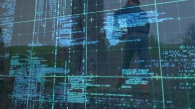 Kod, yeni noktalarda üssün etrafına sıvı döken bir adamın yukarı doğru baktığını ve ayrıldığını gösteriyor. Teknoloji, dijital, yenilik, açık hava, kılavuz, endüstriyel, modern