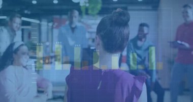 Ofisteki veri içgörülerini açıklayan sunucu, katmanlı verileri bar çizelgeleriyle birleştiriyor. İş, analitik, modern, yenilik, takım çalışması, dijital, büyüme