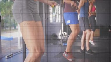 Fitness grubu atlama halat kaymasını başlatıyor. İzleme grafiği eşleşmesiyle yakın plandan tam görüntüye geçiyor. Atletizm, kardiyo, egzersiz, takım çalışması, yüksek yoğunluk, canlı, dinamik