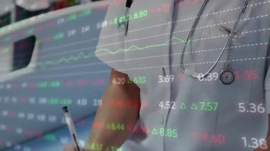 Tıbbi pratisyen hekimin panoya yazması, çocuk teşhisi koyan hisse senedi grafiklerinin su yüzüne çıkmasına neden oluyor. Sağlık, profesyonellik, teknoloji, pediatri, teşhis, empati, klinik