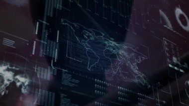 Kadın operatör kontrol odasında holografik harita üzerinde uçuyor, tıkırdıyor, yakınlaşıyor, Asya verilerine odaklanıyor. Teknoloji, gelecekçilik, veri görselleştirme, arayüz, yenilik, dijital, analitik