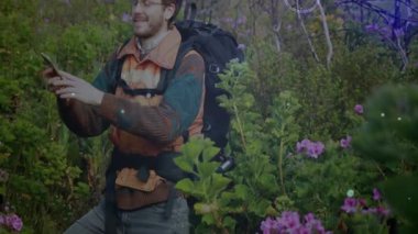 Yürüyüşçü akıllı telefon tutarak dağ yolunu tarıyor AR haritalama işlemini başlatan cihazı yükseltiyor. Macera, keşif, teknoloji, manzara, açık hava, yenilik, keşif