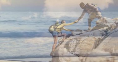 Seyahat tanıtımı, bir kadının tutunma noktasını test ettiğini ve kayaya tırmandığını ve arkadaşının onu zirveye çıkardığını gösteriyor. Macera, keşif, arkadaşlık, açık hava, manzara, aktif, ilham verici