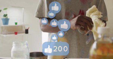 Adam mutfaktaki kavanozu siliyor sosyal medya sayısının artmasına neden oluyor. Temizlik, sosyal medya, katılım, pozitiflik, verimlilik, profesyonellik, canlılık