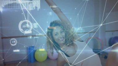 Koç, formda yan esneme işlemini başlatıyor, grup yansıması, darbe izleme ölçümleri altında. Fitness, egzersiz, sağlık, çağdaş, motivasyon, hareket, eğitim