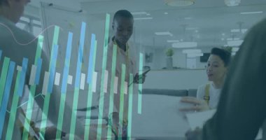 Ticari ekip tableti tıkırdatıyor, dizüstü bilgisayarı veri eğilimlerini gösteren çizelge animasyonları olarak gösteriyor. İşbirliği, takım çalışması, analitik, dijital, modern, profesyonel, strateji