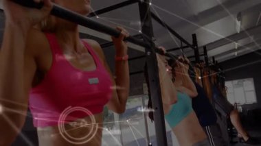 Kas hareketliliğini ölçmek için çubukları kavrayan ve yukarı çeken spor katılımcıları. Kuvvet, takım çalışması, kararlılık, performans, analitik, biyometrik, fitness