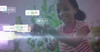 Bahçe suyu içen ve akışını hisseden bir kız etrafında büyüyen sosyal medya simgelerini harekete geçiriyor. Çocuk, doğa, teknoloji, bağlantı, açık hava, oyun, eğlence