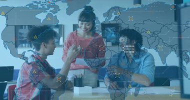 Dizayn geribildirimi için prototipi incelerken, işbirlikçi kalem kaldırıyor ve harita örtüsünü etkinleştiriyor. Yenilik, takım çalışması, beyin fırtınası, işbirliği, teknoloji, yaratıcı, ofis