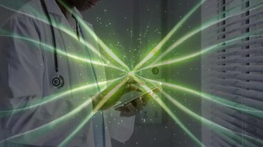Olgun erkek doktor tableti tıkırdatıyor ve tıbbi görselleştirme için yeşil enerji üretiyor. Fütüristik, teknolojik, sağlık, yenilik, dijital, bilim, analiz