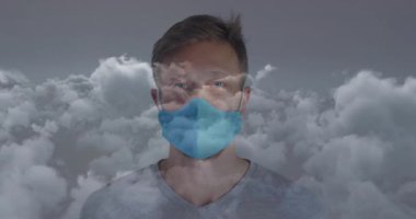 Açık mavi maskeli ve gri tişörtlü bir adam teknoloji tanıtımı için sürüklenen bulutları örtüyor. Bulutlar, minimalizm, dinginlik, dijital sanat, sağlık, sükunet, soyut