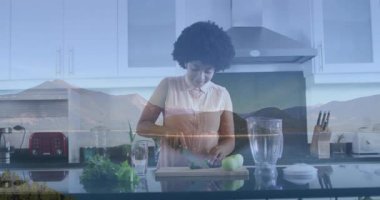 Aşçı bıçakla doğranmış salatalık topluyor ve karıştırmak için elma doğrayan animasyon rehberi. Sağlıklı, taze, aşçı, tımar, profesyonel, enerjik, enerjik