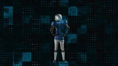 Futbolcu kollarını zafere doğru kaldırırken podyumda titreşen teknoloji sistemi hareketlenirken poz veriyor. Sporcu, gelecekçi, dijital, başarı, kutlama, yenilik, hareket