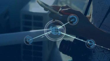 Çatı korkuluklarındaki telefonu dinleyen kadın bağlantı göstermek için genişleyen teknoloji ağı simgelerini başlatıyor. Bağlantı, dijital, kentsel, teknoloji, ağ, yenilik, modern