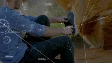 Yürüyüş hazırlıklarını ayakkabıyı bağlayıp güvene alarak başlatan yürüyüşçü HUD vites istatistiklerini kaplıyor. Macera, açık hava, engebeli arazi, dayanıklılık, kararlılık, minimalist