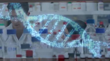 Kadın bilim adamı, DNA sarmalına ve UI 'ın ortaya çıkmasına sebep olan küçük etiketi okuyor. Meslektaşı da örneği inceliyor. Laboratuvar, araştırma, yenilik, analitik, biyoteknoloji, veri görselleştirme, işbirliği