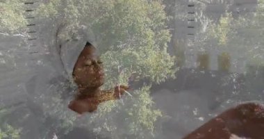 Spa küvetine yaslanan bir kadın, sağlık için parkın manzarasına iki kat daha fazla tepe örtüsü serpiştiriyor. Serenity, relaxation, nature, welness, harmony, sükunet, life style