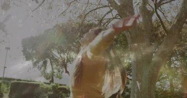 Meşe ağacının altında yaprakları kepçeleyen bir kadın onları ikilik kod olarak atıp resimleme teknolojisini örtüyor. Sonbahar, doğa, özgürlük, dinginlik, dijital, boş zaman, açık hava