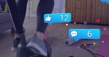 Evde spor yaparken pedal çeviren kadın, yükselen nişanı gösteren animasyon simgelerini aktifleştiriyor. Fitness, sosyal medya, dijital etkileşim, aktif yaşam tarzı, spor salonu, motivasyon, sağlık