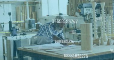 Veri tabloları titreştikçe dükkan ahşap işçisi işaretleme noktalarına yaslanıyorlar. Zanaatkârlık, zanaat, atölye, marangozluk, hassasiyet, odaklanma, disiplin