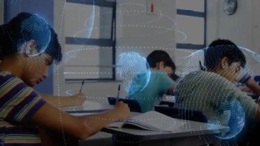 Pencere kenarında yazı yazan genç çocuk eğitim için akranlarının etrafında titreşen küre ve yüzükler üretiyor. Futuristik, öğrenme, teknoloji, işbirliği, yenilik, eğitim, dijital