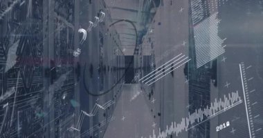 Devreler atarken ve grafikler artarken kamera raflarda hareket ediyor. Teknoloji, yenilik, siber güvenlik, dijital, analitik, ağ, fütüristik