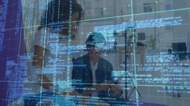 Kadın dizüstü bilgisayar ekranına yaslanırken, erkek telefondaki animasyon kodunu dinleyip, teknik incelemeyi üstleniyor. İşbirliği, yenilik, teknoloji, çalışma alanı, dijital, takım çalışması, yaratıcılık