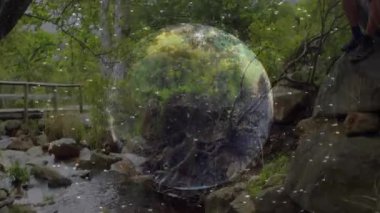 Orman çifti, teknoloji sahnesinde veri baloncuklarını etkinleştirirken kaya paylaşım anına yerleşiyor. Doğa, dinginlik, dijital, etkileşim, macera, uyum, bağlantı