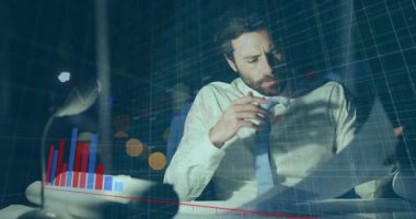 İş analisti raporları lamba altında çeviriyor. Animasyon çubuğu ve çizgi grafiklerine neden oluyor. Profesyonel, çalışma alanı, veri, görselleştirme, analiz, zeka, ofis