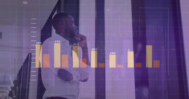 Koridordaki finans uzmanı bar çizelgelerini inceliyor ve trend analizine doğru gelişiyor. İş, analitik, veri, üretkenlik, kurumsal, modern, yenilikçi