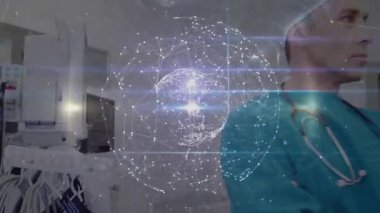 Doktor ameliyathanede kollarını kavuştururken holografik küre vücudun üzerinde dijital sağlık füzyonu gösteriyor. Tıbbi, teknoloji, fütüristik, yenilik, sağlık, robotik, dijital