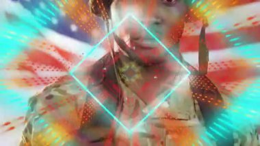 Askeri asker kamuflaj giysileri içinde, gözlüklü ve bayrak arkaplan, elmas titreşimli yüzü olan. Savaş, üniforma, vatanseverlik, teknoloji, disiplin, güvenlik, ulusal