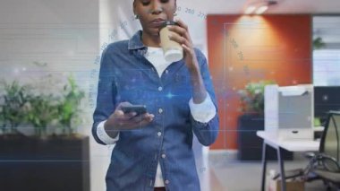 İşçi, iş güncellemesi için grafikler çizerken koridorda kahve yudumluyor ve telefonu kaydırıyor. Kentsel, profesyonel, modern, teknoloji, iletişim, çalışma alanı, yaşam tarzı